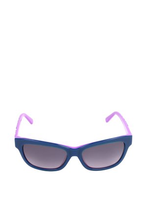 Occhiali da sole rettangolari con lenti scure, montatura anteriore blu e aste rosa, mostrati su sfondo bianco.