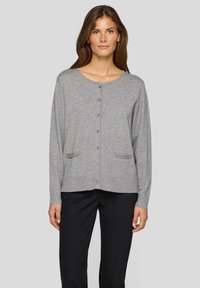 Grauer Cardigan, lange Ärmel, Knopfleiste vorne, zwei Fronttaschen, gerippter Saum und Bündchen, weiche Strickstruktur, lässige Passform.