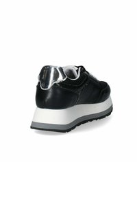 Sneaker in pelle nera con accento argento sul tallone, suola bianca e suola testurizzata. Presenta colletto imbottito e lacci.