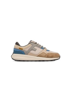 Sneaker casual beige e blu con pannelli in pelle scamosciata e mesh, suola leggera e etichetta "Faguo" sul tallone.