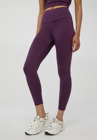 Terranova CON DETTAGLI MACULATI LUCCICANTI - Leggings - viola scuro