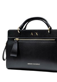 Borsa a mano in pelle nera con accenti dorati, dotata di due manici, un compartimento con cerniera e logo "A X" in rilievo sul fronte.