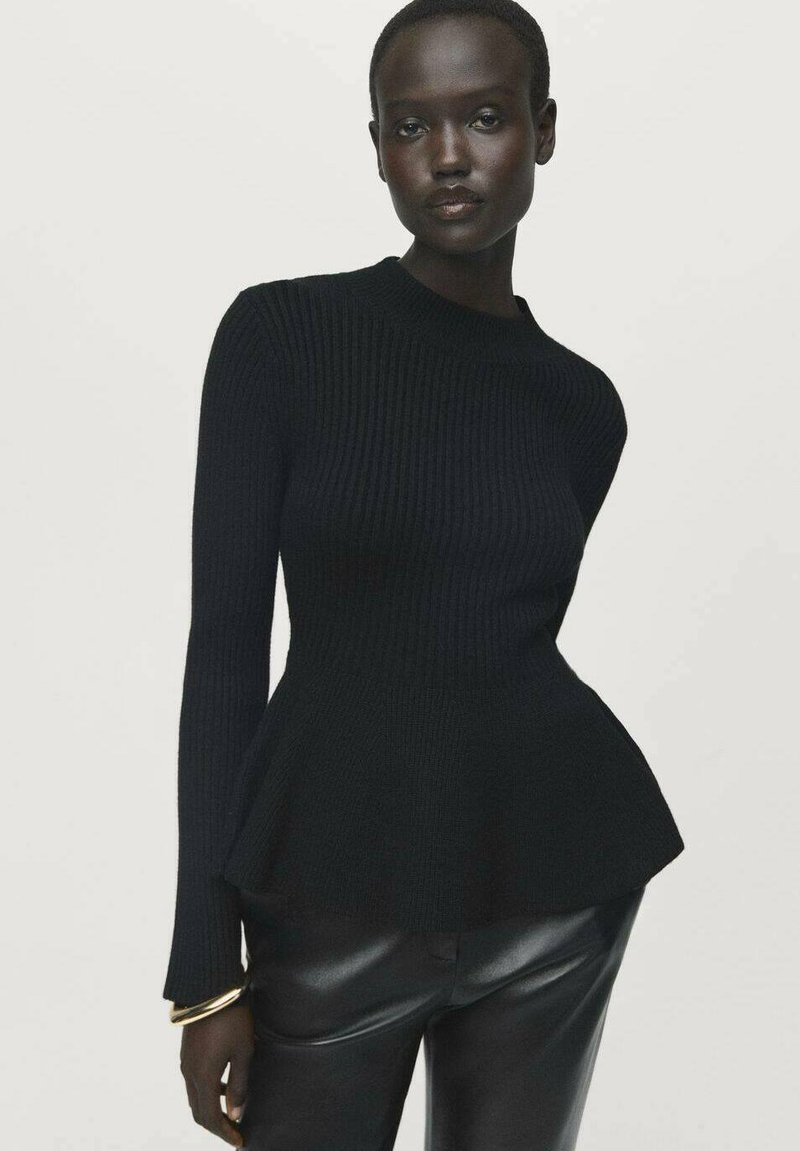 Pullover nero a costine con maniche lunghe e orlo a peplum, realizzato in un morbido tessuto a maglia. Abbinato a pantaloni in ecopelle neri e bracciale a manica dorato.