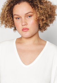 Vero Moda Curve VMAYA V-NECK NOOS CURVE - T-shirts basic - snow white