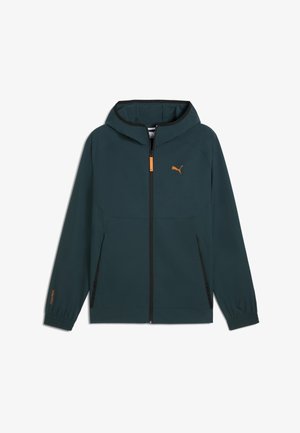 Dunkelgrüne Windjacke mit Kapuze, ausgestattet mit einem orangefarbenen Reißverschluss-Anhänger, schwarzen Akzenten, elastischen Bündchen und einem Puma-Logo auf der Brust.