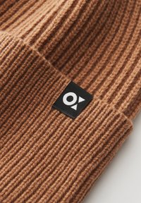 Unselected, golden oak