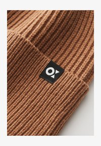 Unselected, golden oak