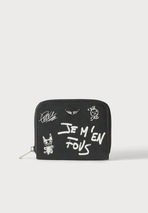 Czarny portfel zapinany na zamek błyskawiczny dookoła, z białym tekstem w stylu graffiti i rysunkami, w tym "JE M'EN FOUS" oraz małymi ikonami graficznymi.