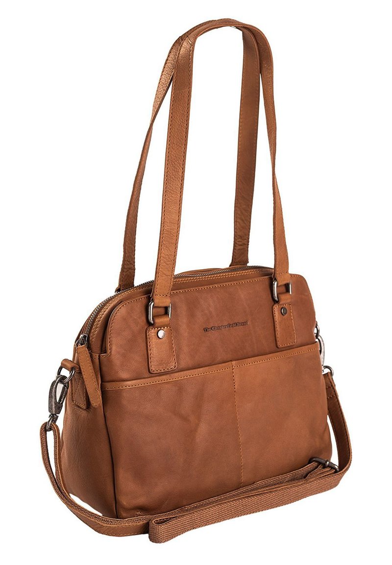 Sac à main en cuir marron avec des sangles ajustables, fermeture éclair et poche frontale. Présente une texture lisse et un design rectangulaire structuré.