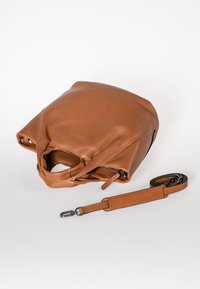 Braune Ledertasche mit strukturierter Oberfläche, lässiger Form, oberen Griffen und einem abnehmbaren Schultergurt. Enthält einen Reißverschluss und Akzentdetails.