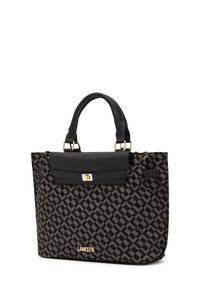 Borsa nera con motivo geometrico. Realizzata in materiale strutturato, presenta una patta liscia in pelle nera e dettagli in metallo dorato.