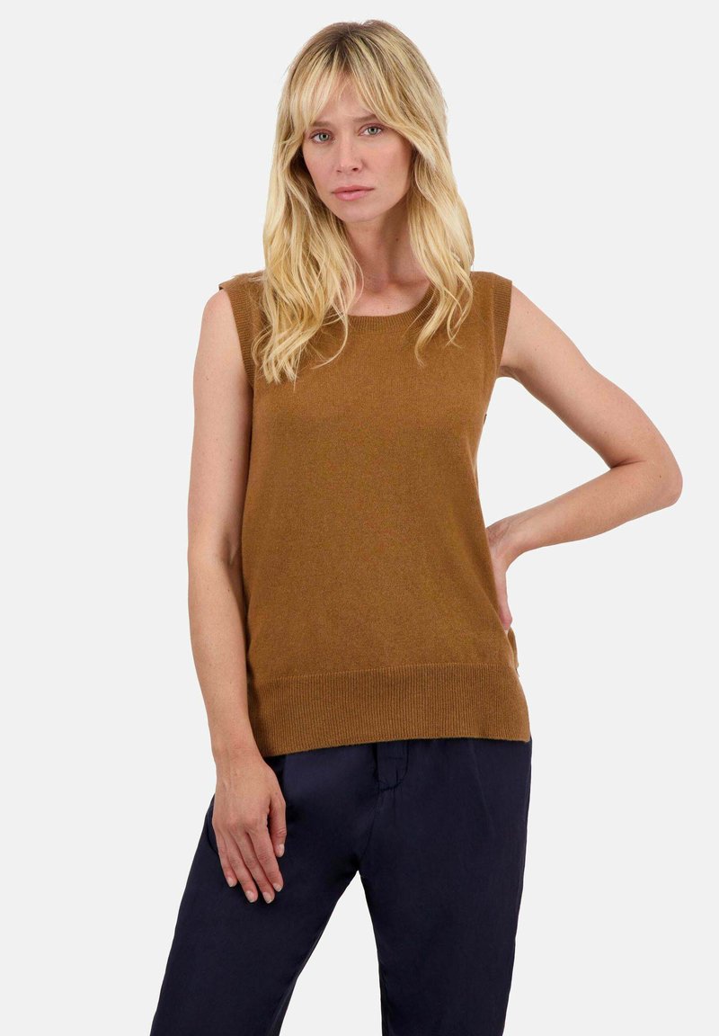 Haut en maille marron sans manches avec un col rond et un ourlet côtelé. Texture douce, coupe ajustée, présenté sur un fond blanc uni.
