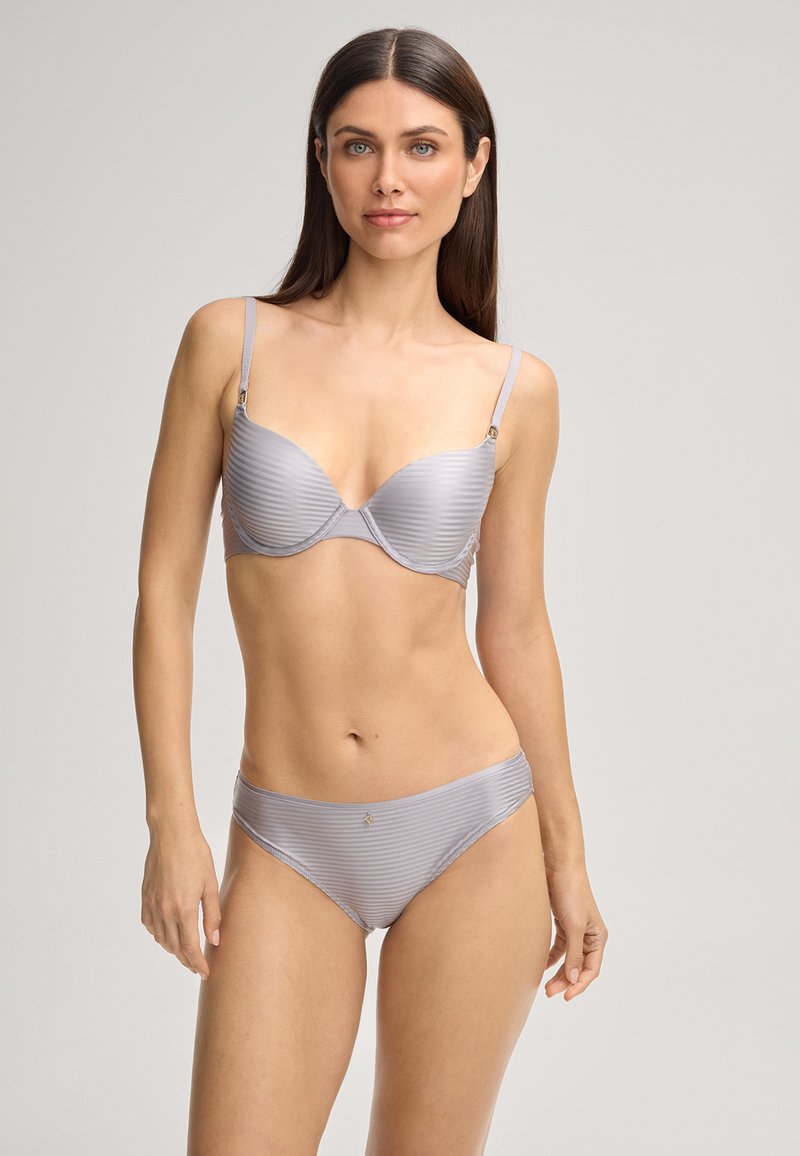 Ensemble de bikini rayé gris clair comprenant un soutien-gorge rembourré avec des bretelles ajustables et un bas taille basse assorti, rehaussé d'un petit détail en métal.