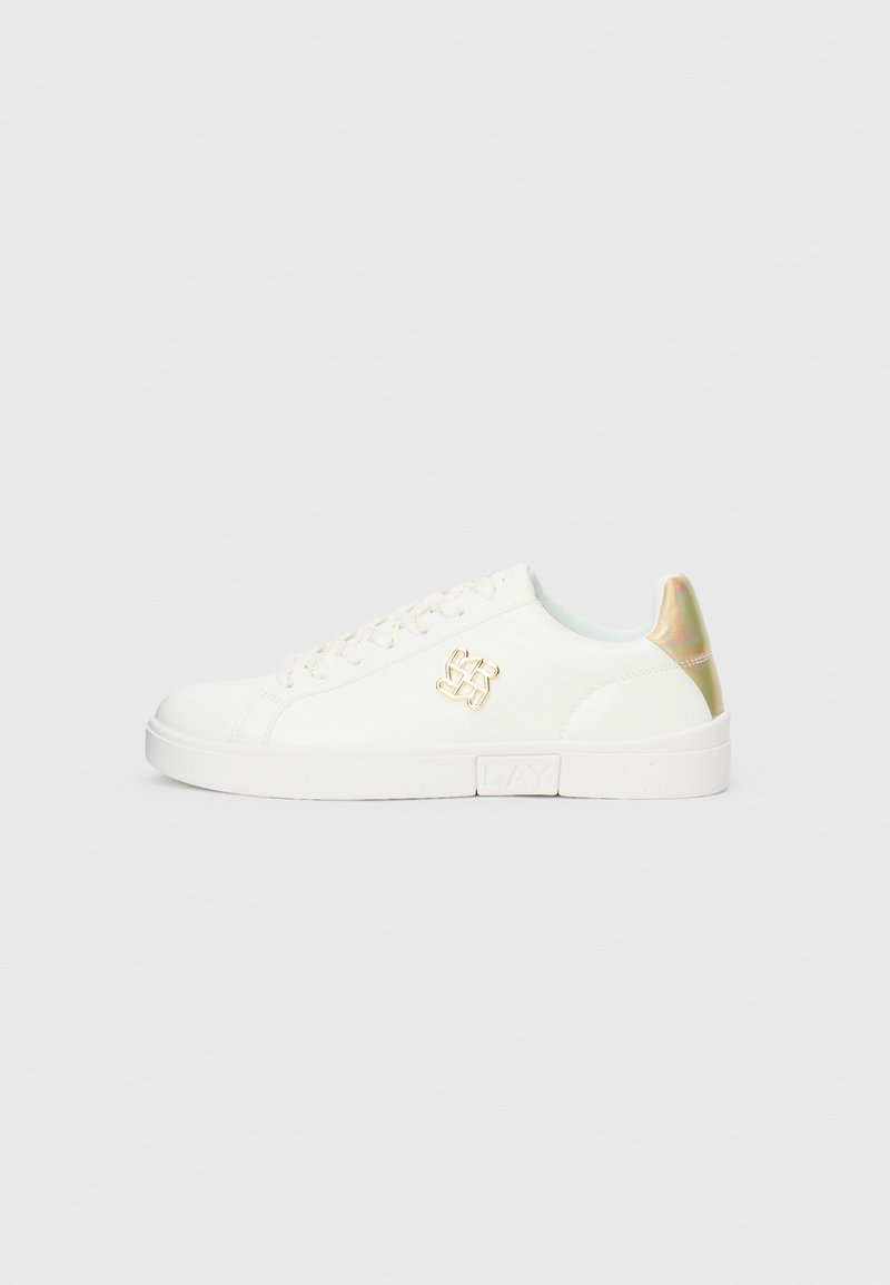 Sapatilha branca com superfície lisa, detalhe em logotipo dourado e calcanhar iridescente. Apresenta um bico arredondado e design de sola plana.
