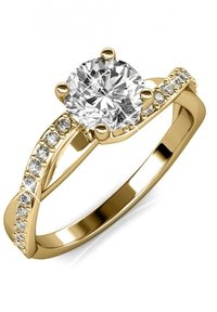 Anello di fidanzamento in oro con un centro di diamante rotondo e scintillante. Presenta una fascia intrecciata decorata con diamanti più piccoli su un lato.