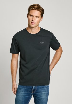 Zwart katoenen t-shirt met korte mouwen en een ronde hals, voorzien van een klein logo op de borst en een soepele textuur. Gecombineerd met blauwe spijkerbroek.