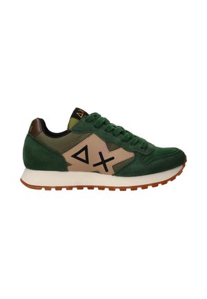 Sneaker verde in suede e mesh con accenti beige, logo nero, suola in gomma e dettagli laterali decorati, con lacci tondi e tallone rinforzato.