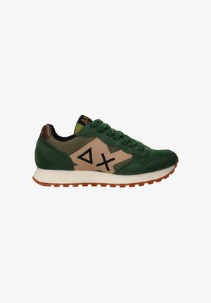 Sneaker verde in suede e mesh con accenti beige, logo nero, suola in gomma e dettagli laterali decorati, con lacci tondi e tallone rinforzato.