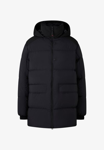 Zwarte gewatteerde jas met capuchon, voorzien van een ritssluiting, drukknopen, twee voorzakken en een gladde textuur. Minimalistisch ontwerp.