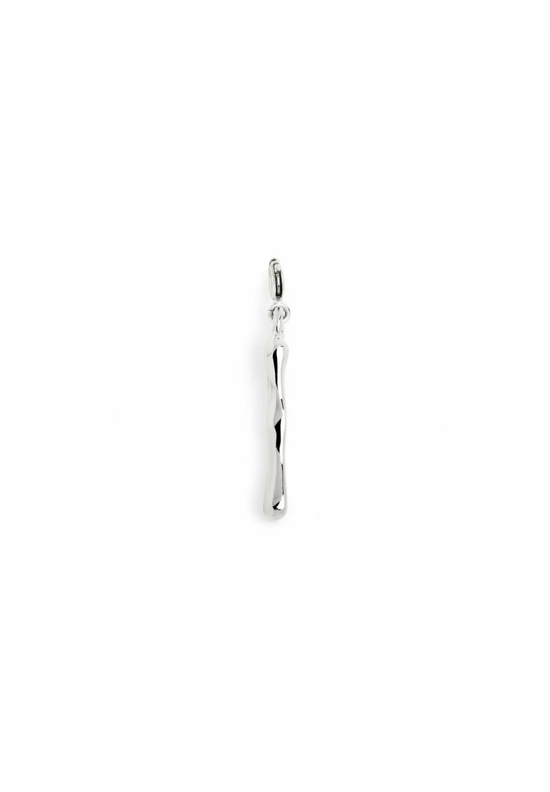Orecchino in argento sterling con un design allungato e intrecciato, rifinito in modo lucido, e un piccolo anello di attacco rotondo nella parte superiore.