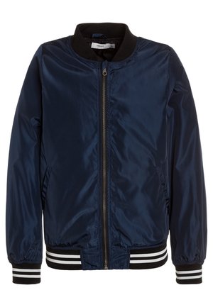 Marineblaue Bomberjacke mit schwarz-weiß gestreiften Bündchen und Saum, Frontreißverschluss und Seitentaschen.