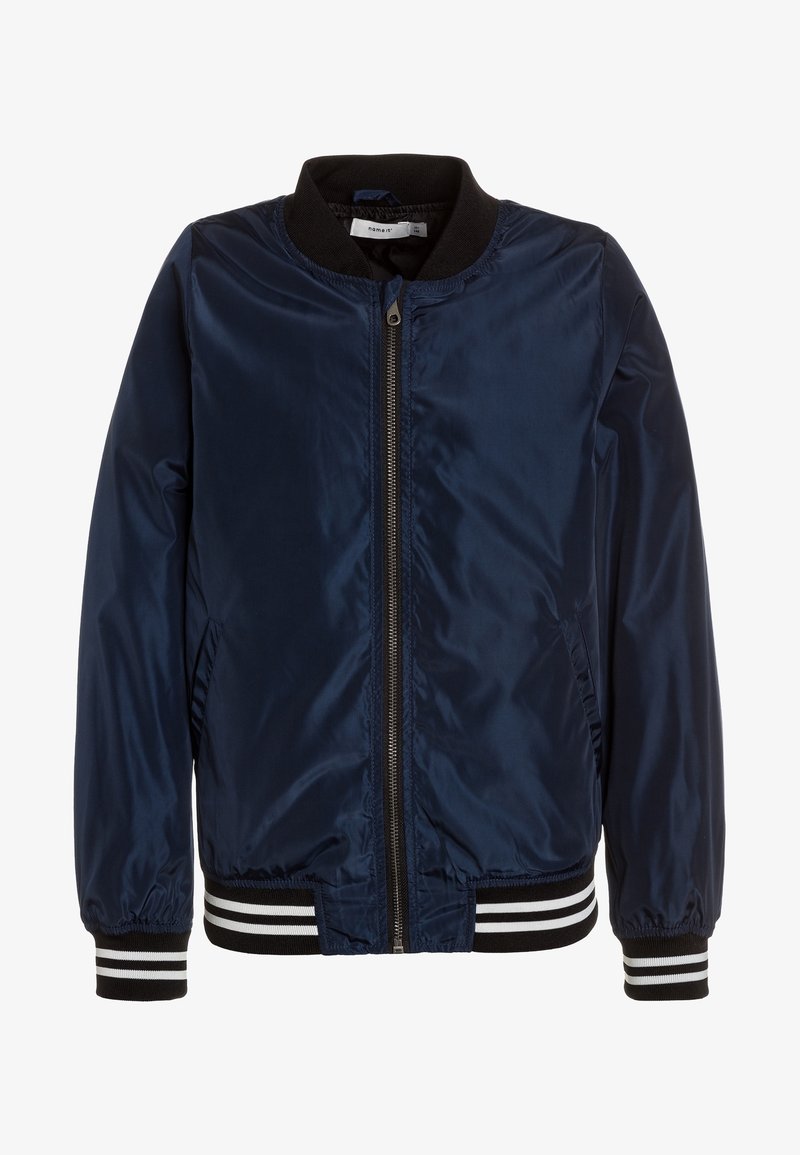 Blouson aviateur bleu marine avec poignets et ourlet rayés noir et blanc, fermeture éclair à l'avant et poches latérales.