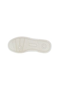 Valkoinen kuminen kenkäsuoja, jossa on teksturoidut kuviot, mukaan lukien herringbone- ja pyöreät muotoilut, sileällä reunalla ja keskellä logo-patch.