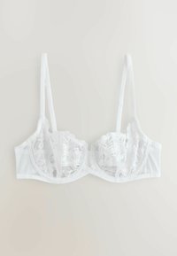 Witte kanten bh met een bloemig patroon op de cups, verstelbare bandjes en een gladde stofband voor ondersteuning.