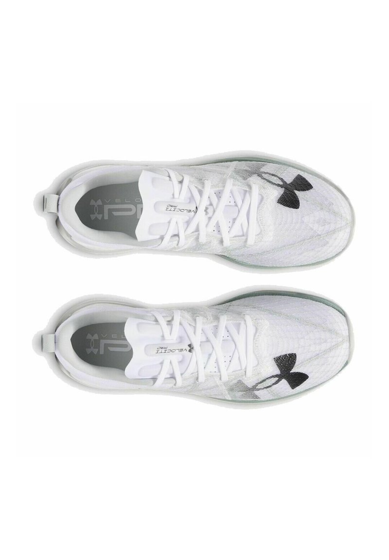 Zapatillas deportivas blancas con parte superior de malla, que presentan detalles en negro, una punta redondeada y una suela texturizada. Los cordones son blancos y tienen una lengüeta en la parte trasera.