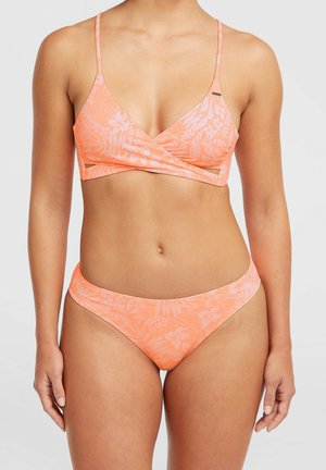 Koraalroze bikini met bloemenpatroon; driehoekige top met dunne bandjes, bijpassende lage taille broekjes, gladde textuur en minimale metalen details.