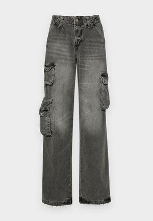 Pantalones cargo de denim negro desgastado, con un corte relajado, cintura elástica y dos grandes bolsillos laterales en cada pierna. Detalle de dobladillo deshilachado.