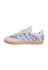 Sneaker mit einem hellgrauen Wildleder-Obermaterial und blauen Akzenten. Blumenmuster an den Seiten, das Schattierungen von Blau und Weiß zeigt. Gummisohle.