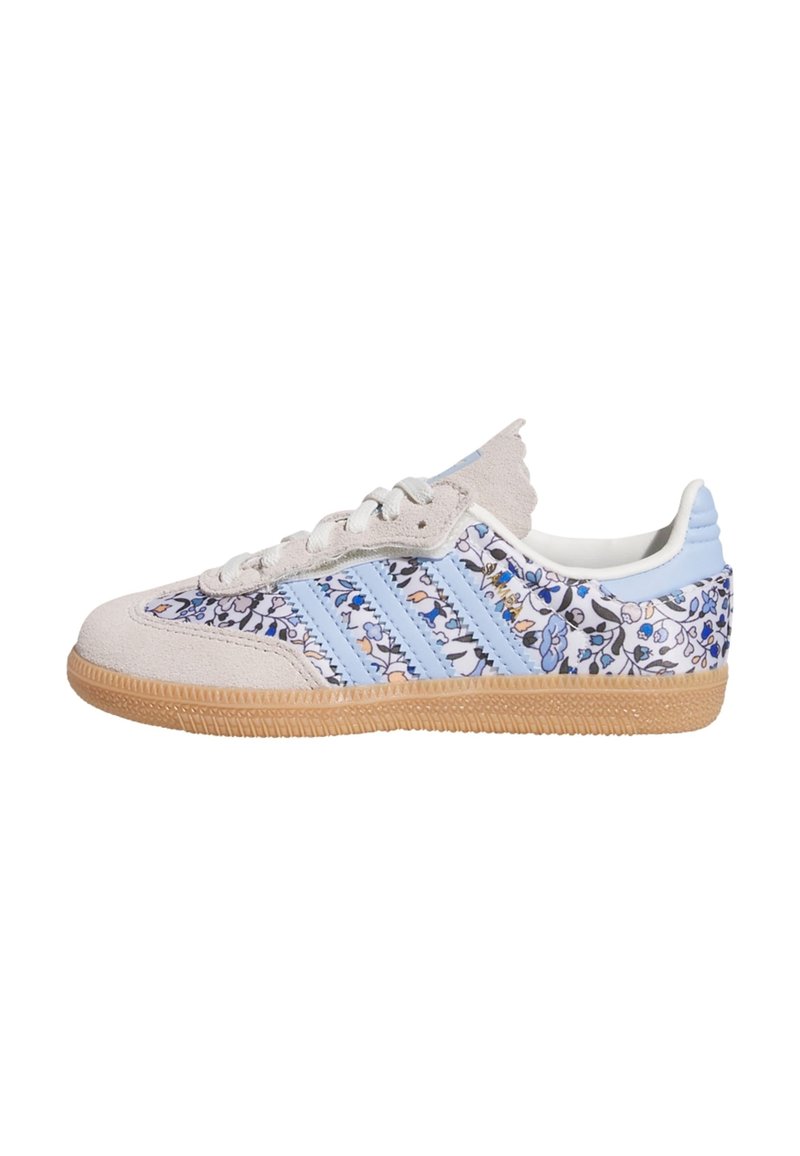 Sneaker mit einem hellgrauen Wildleder-Obermaterial und blauen Akzenten. Blumenmuster an den Seiten, das Schattierungen von Blau und Weiß zeigt. Gummisohle.