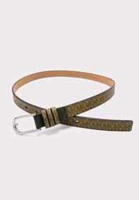 Brun mønstret læderbælte med en sølv metalbuckle, der har et synligt MK-logo design og en justerbar længde.