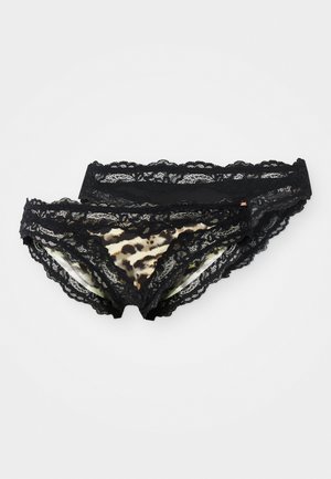 Zwei Damen-Bikini-Slips mit Spitze, einer in einfarbig Schwarz und einer im Leopardenmuster mit schwarzer Spitze, auf einem weißen Hintergrund.