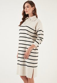 LELA REGULAR FIT - Rochie tricotată - cream/black