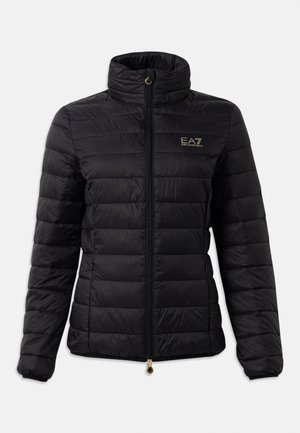 Zwarte gewatteerde jas met een hoge kraag, ritsluiting, horizontaal geruit patroon en een gouden logo op de borst. Verfijnd met gouden hardware.
