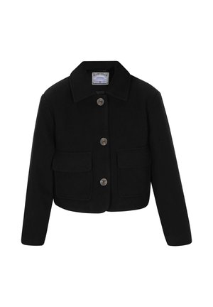 Melnā īsajā jaka, kas izgatavota no mīksta auduma, ar apkakli, četriem priekšējiem kabatām un misiņa pogām. Vienkāršs dizains bez rakstiem vai akcentiem.