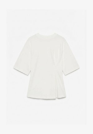 Fehér rövid ujjú, kerek nyakú póló enyhe redőzéssel a jobb oldalon, fehér háttéren fekve bemutatva.