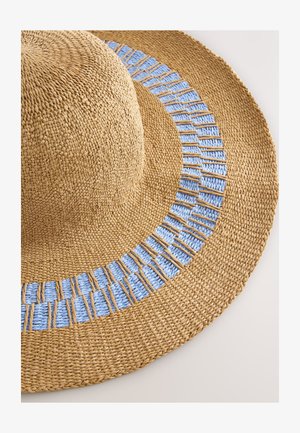 Salmu cepure ar platu malu, rakstaina brūna pamatne un gaiši zila austā lente ar nelielām dabiskā šķiedras akcents punktiem.