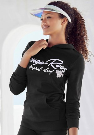 Schwarzer Kapuzenpullover mit Kängurutasche, ausgestattet mit weißem Logoschriftzug und floralen Akzenten. Weiches Material, gerippte Bündchen und Kapuze für zusätzlichen Komfort.