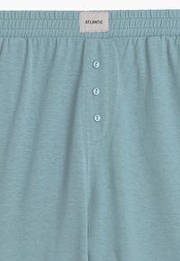 Jasnoniebieskie bawełniane szorty o miękkiej fakturze, z elastycznym paskiem w talii oraz zapięciem na guziki składającym się z trzech jasnoniebieskich guzików.