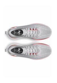 Scarpe da ginnastica grigie con accenti rossi e design perforato. Presentano lacci, una soletta nera a contrasto con il marchio e un linguetta per il tallone.