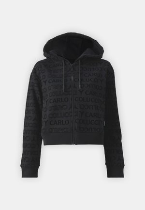 Czarna hoodie na zamek wykonana z miękkiego materiału, z wytłaczanym wzorem logo, kapturem ze sznurkiem oraz ściągaczami przy mankietach i u dołu.