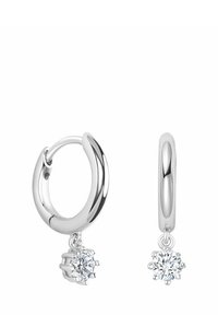 Srebrne kolczyki z polerowanego metalu, z wiszącym przezroczystym kryształem, który zwiększa wizualne zainteresowanie i szczegóły.