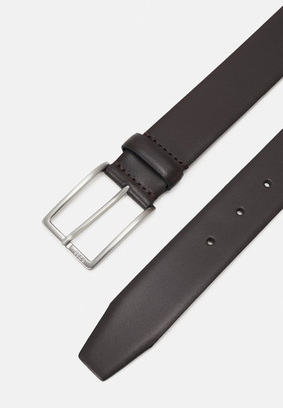 Ceinture en cuir marron avec une boucle rectangulaire en argent. Elle présente une texture lisse, une extrémité pointue et des trous d'ajustement espacés uniformément.
