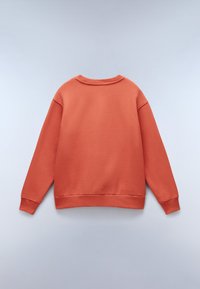 Sudadera de color óxido con cuello redondo, puños y dobladillo acanalados. Textura suave, corte relajado y sin logotipos ni patrones visibles.