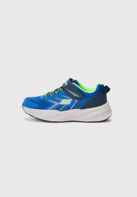 Chaussure de sport en maille bleue avec des accents verts, une large semelle en caoutchouc et une sangle Velcro. Présente des superpositions texturées et des lacets noirs.