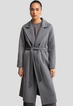 Cappotto trench grigio in lana con ampi risvolti, maniche lunghe e cintura annodata in vita, caratterizzato da un taglio di lunghezza media e una trama morbida.