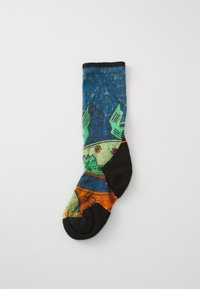 Calcetín multicolor con diseño de paisaje montañoso que presenta secciones en azul, verde y naranja; puntera y talón en negro; tela de punto, grosor medio.